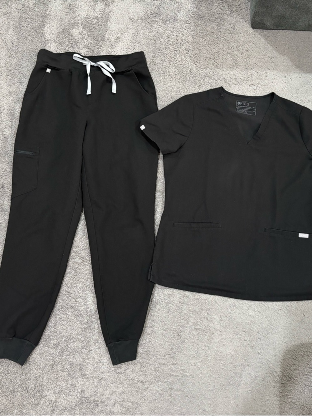 Medium FIGS Black Scrub Set